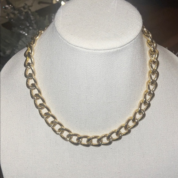 Jewelry - Elegant Gold Chain Necklace light weight